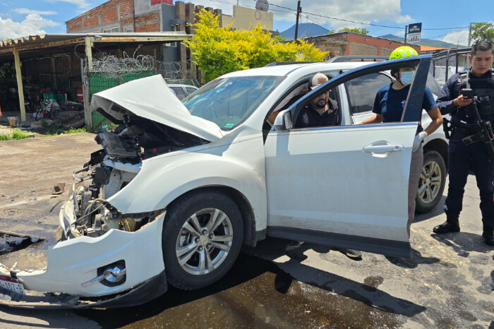 Un lesionado en choque de camioneta y camión de carga, en la Zamora - Morelia