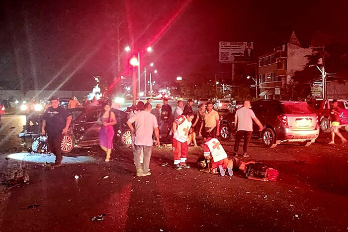 Un menor muerto y cuatro lesionados tras carambola vehicular en Lázaro Cárdenas