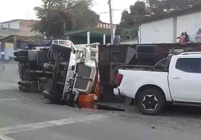 Un mu3rto y cuatro lesionados, saldo de choque múltiple