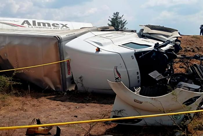 Un mu3rto y un lesi0nsdo en volcadura de camión de carga