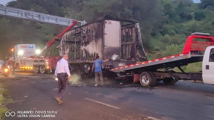 Un muerto, cinco detenidos y vehículos incendiados tras enfrentamiento en Erongarícuaro