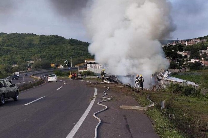 Un muerto tras volcadura e incendio de camión de paquetería en la Morelia-Salamanca