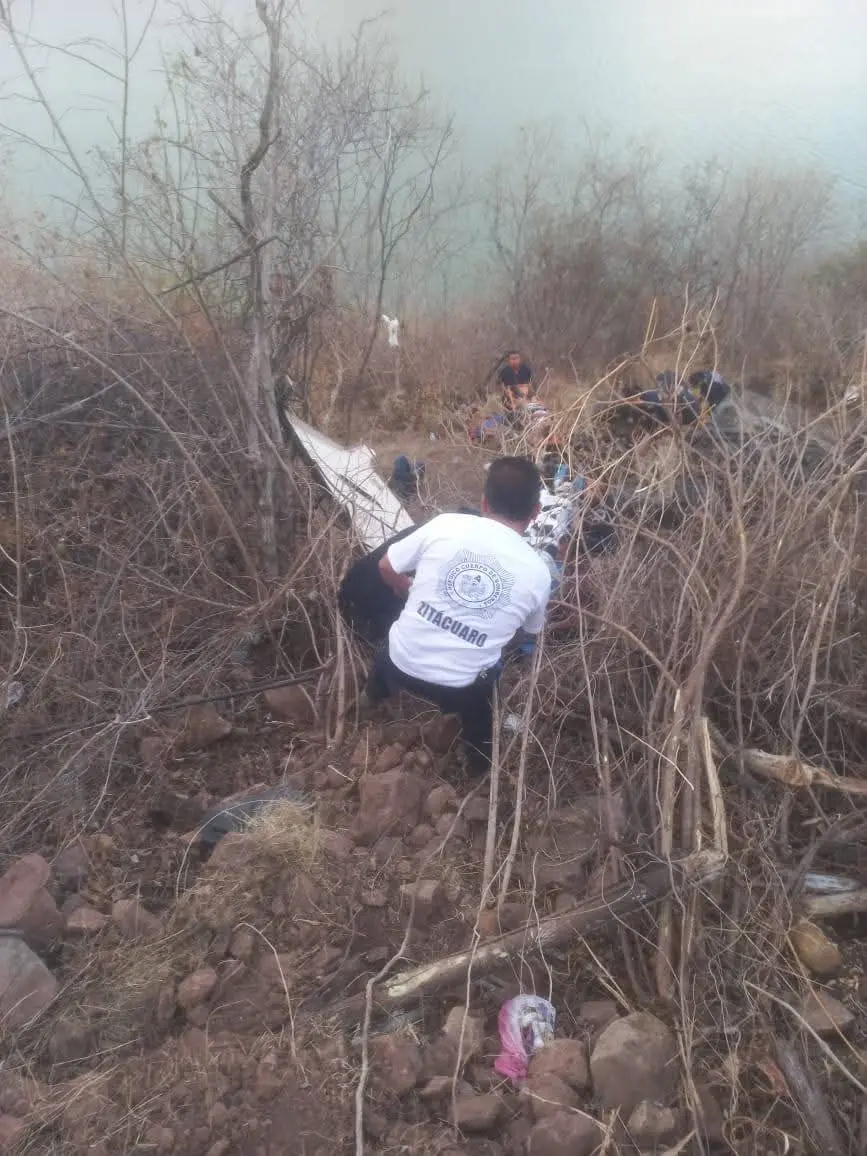 Un muerto y 8 heridos al caer camioneta a un barranco en Zitácuaro