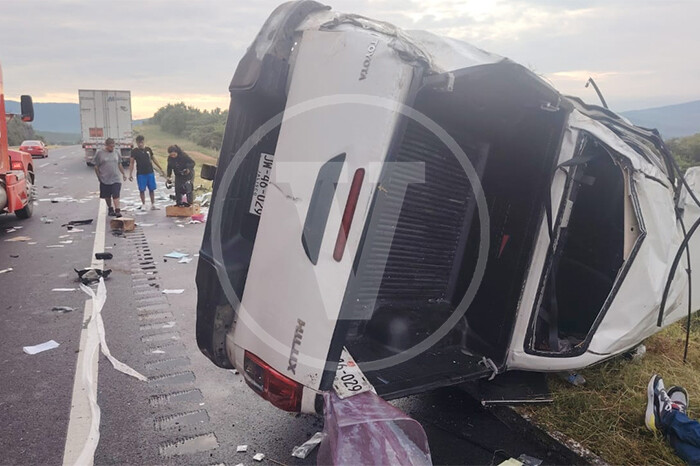 Un muerto y cuatro heridos, saldo de volcadura en la autopista México–Guadalajara