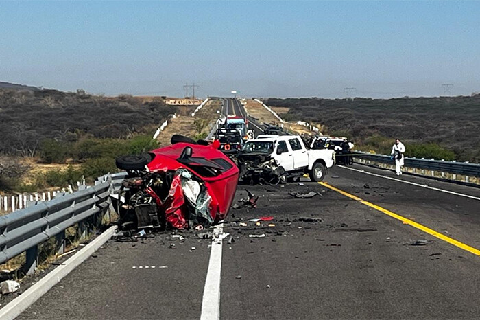 Un muerto y dos heridos graves, tras choque frontal entre auto y camioneta, en La Piedad