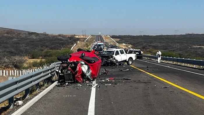 Un muerto y dos heridos graves, tras choque de frente, entre auto y camioneta.