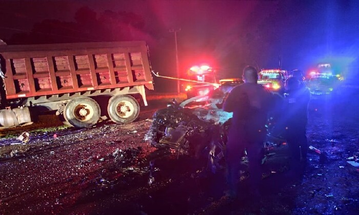 Un muerto y dos heridos tras choque en la carretera Ciudad Hidalgo-Irimbo