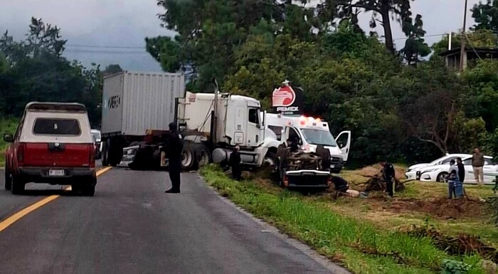 Un muerto y dos heridos tras choque de camioneta contra tráiler en Tingambato