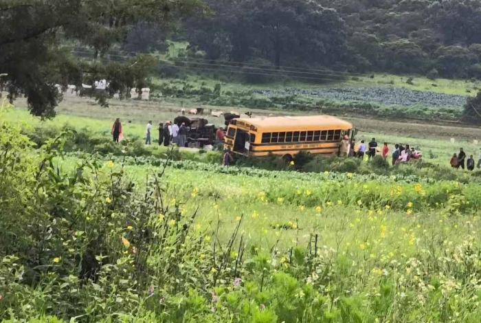 Un muerto y tres heridos, tras aparatoso choque entre autobús de personal y tolva, en Purépero