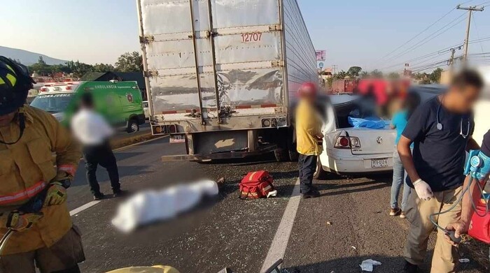 Un muerto y tres lesionados, el saldo de un choque entre compacto y tráiler