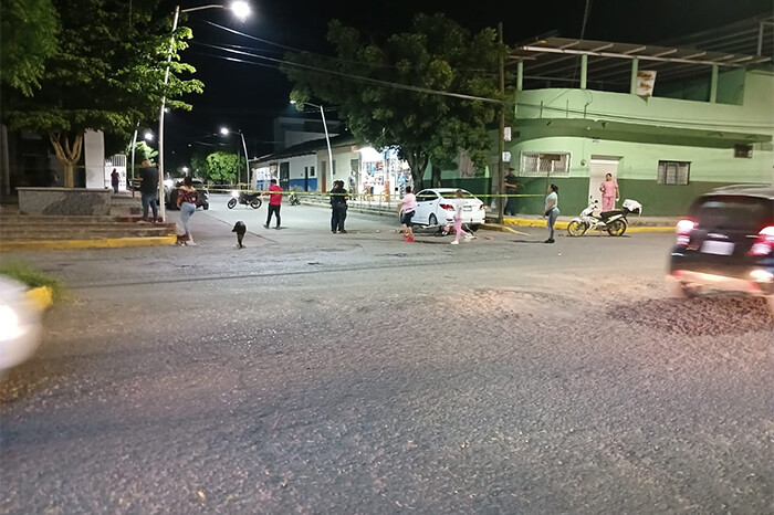 Un muerto y un herido, tras choque de moto y camioneta en Apatzingán