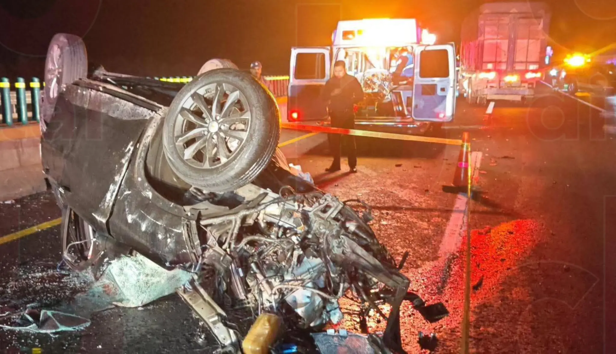 Un muerto y una mujer herida en brutal volcadura sobre la autopista Siglo XXI