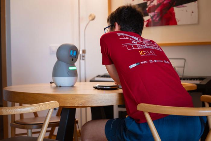 Un pequeño robot usa inteligencia artificial y emocional para ayudar a niños con autismo