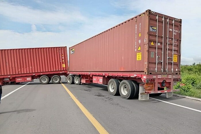 Un tráiler con doble contenedor pierde el control y termina atravesado en la Autopista Siglo XXI