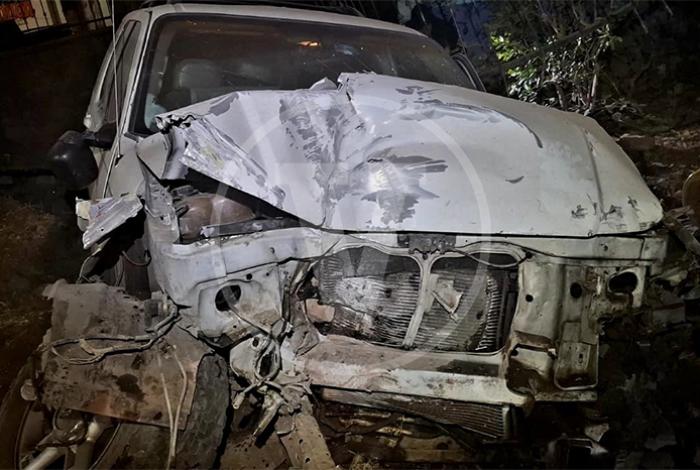 Una adolescente muere al chocar su camioneta contra la barda de un kínder, en el libramiento de Uruapan