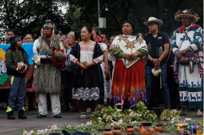 Una ceremonia indígena para recibir la reforma constitucional de AMLO