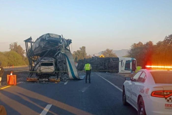 Una enfermera Uruapense y su padre, los fallecidos en choque de autobús contra madrina calcinada