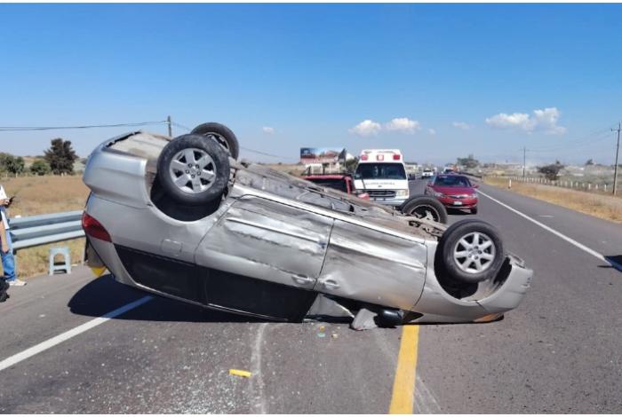 Una mujer queda herida tras aparatoso choque y volcadura en La Piedad