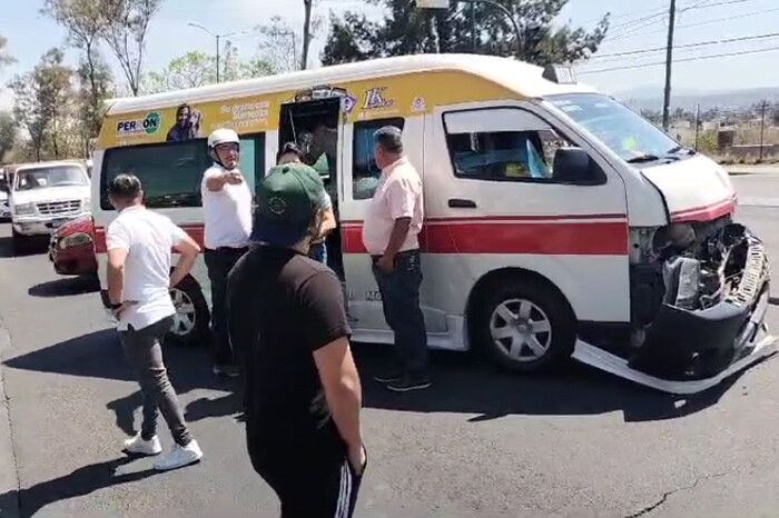 Unidad de la Ruta Roja choca contra un auto particular en la avenida Madero, en Morelia