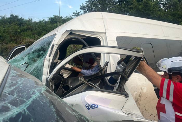 Unidades de transporte público chocan de frente en Lázaro Cárdenas: 3 muertos y 14 lesionados