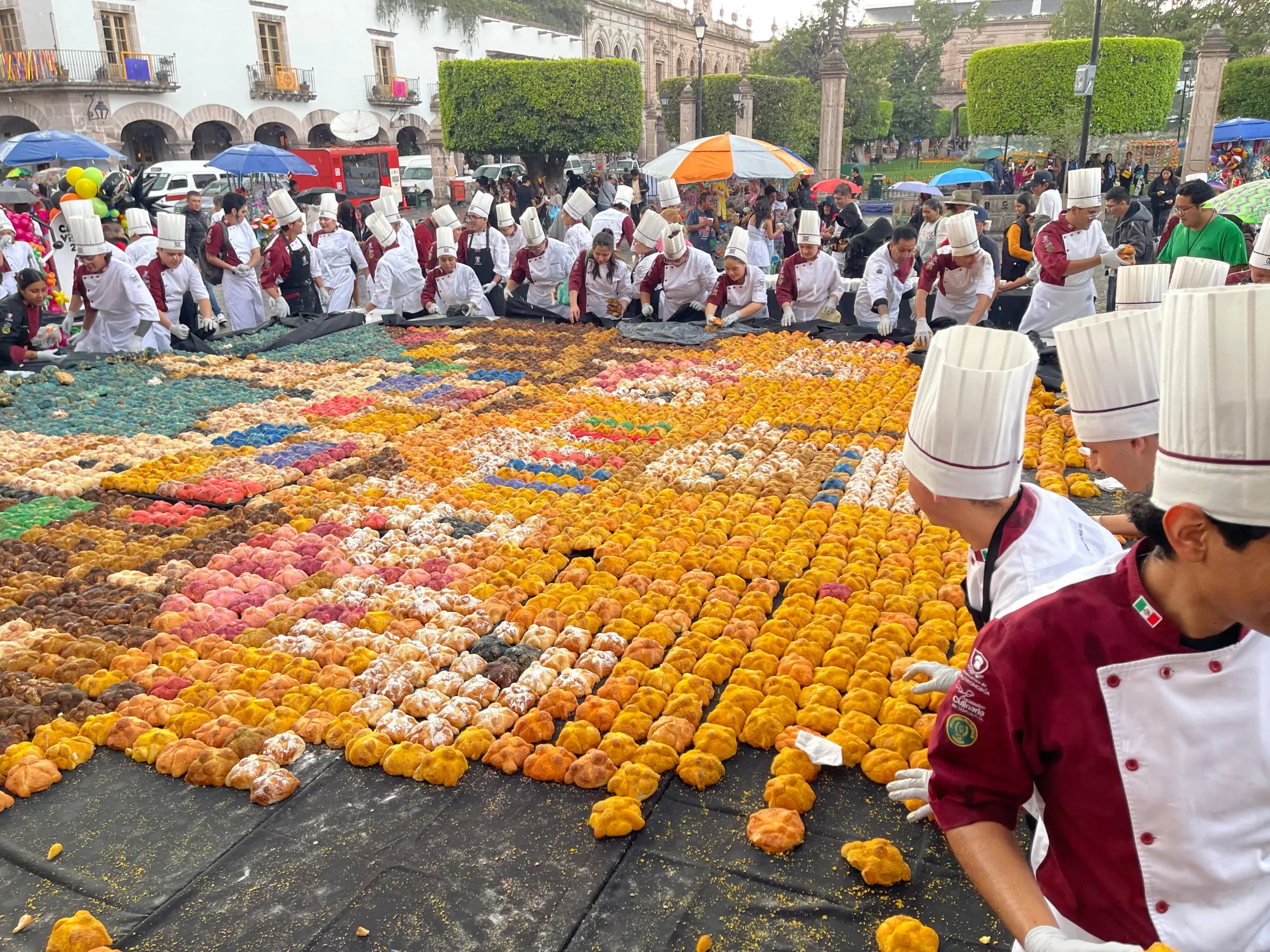 Universidad Vizcaya de las Américas presentó 5500 piezas de pan de muerto en Morelia