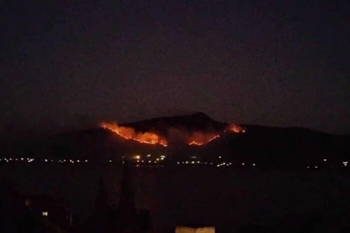 Urgen apoyo para combatir incendio en cerro de Tariokeri; pobladores se suman a labores