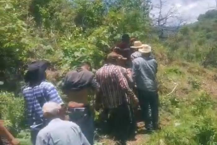 Uruapan: camioneta con jornaleros cae a barranco; hay seis heridos