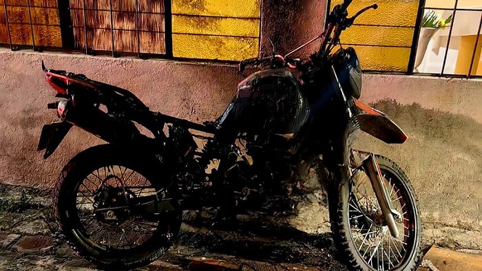 Uruapan: Lanzan bomba molotov contra motocicleta en la colonia Riyitos