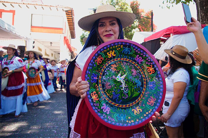 Uruapan se llena de color e identidad con el Tianguis Artesanal de Domingo de Ramos