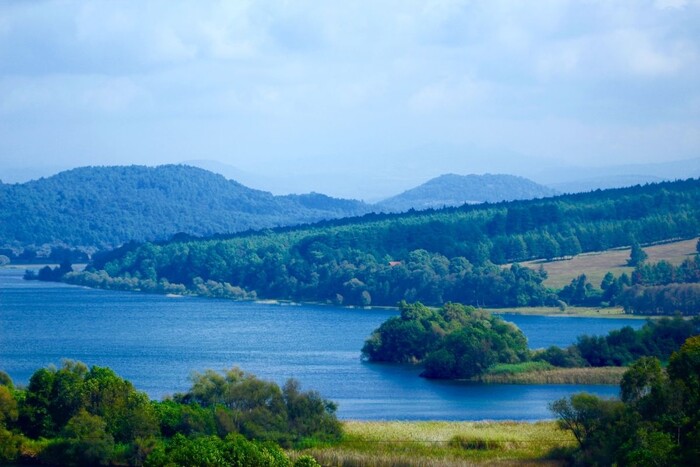 Va operativo contra huachicoleo de agua en Lago de Zirahuén: Bedolla