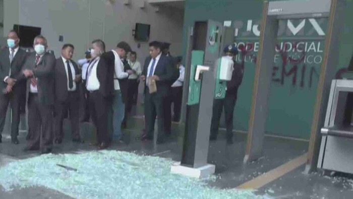 Vandalizan entrada principal del Poder Judicial en CDMX