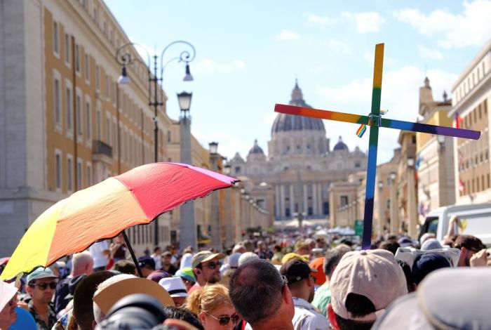 Vaticano recibe primer gran peregrinaje LGBT+ en el marco del Jubileo