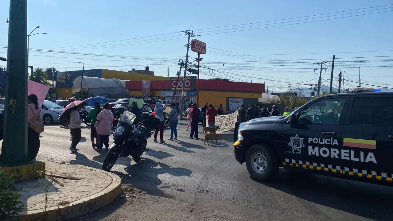 Vecinos bloquean la avenida Madero al poniente de Morelia