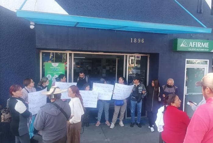 Vecinos de Arko San Pedro protestan en el OOAPAS por cobros fijos excesivos de agua