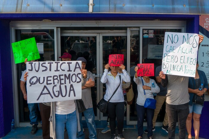 Vecinos de cinco colonias se manifiestan en el OOAPAS