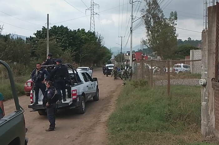 Vecinos de la colonia Monarca, en Uruapan, propinan golpiza a presunto robacoches