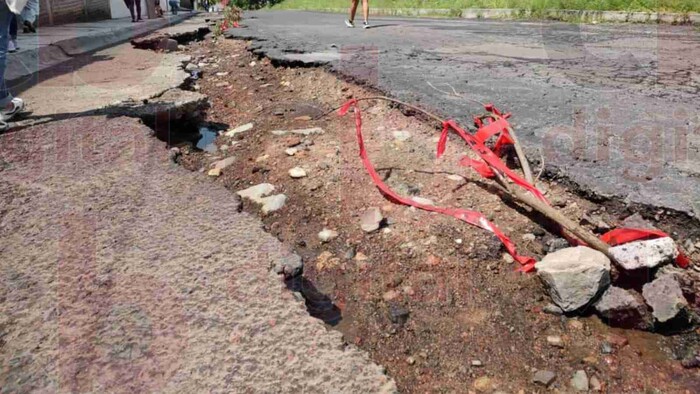 Vecinos de la Defensores de Puebla están cansados por baches y socavones en la zona