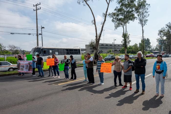 Vecinos de la López Mateos bloquean la Madero Poniente; exigen solución a inundaciones