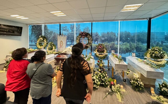 Vecinos de Lomas de la Aldea llenan funeraria para despedir a Griselda y sus seis nietos