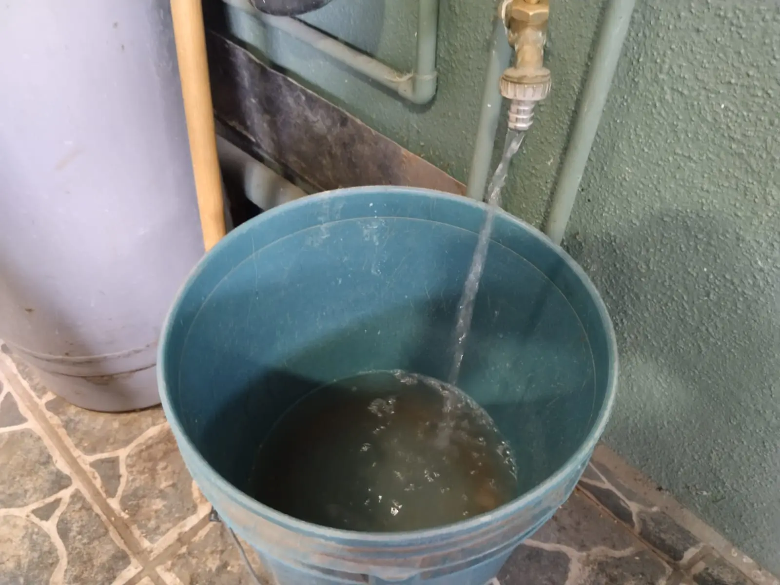 Vecinos de Prados Verdes denuncian 10 días sin agua
