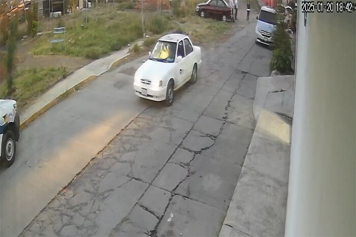 Vecinos en la López Mateos alertan que personas a bordo de un taxi estarían tomando fotos a menores