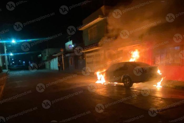 Vehículo ard3 en llamas en calles de Zitácuaro