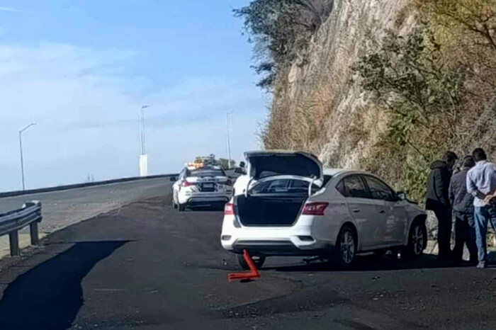 Vehículo choca contra la barrera de contención en la zona de Tres Marías