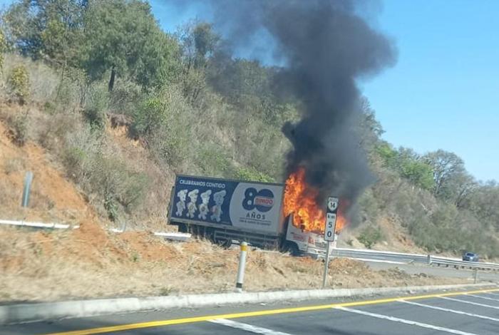 Vehículo de empresa Bimbo es incendiado en la Siglo XXI