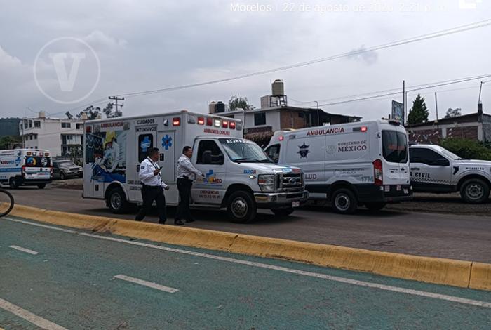 Vehículo embiste a dos motociclistas y huye, en la antigua carretera a Pátzcuaro