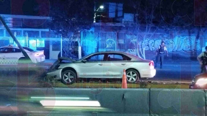 Vehículo embiste moto y derriba luminaria en la Madero Poniente