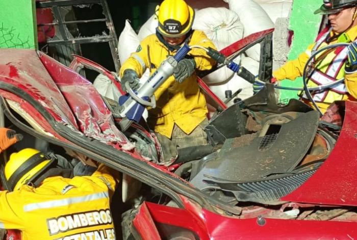 Vehículo se estrella contra vivienda en la Morelia - Pátzcuaro; conductor lesionado de gravedad