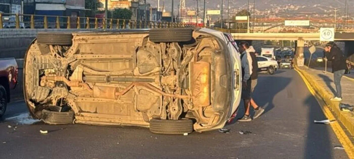 Vehículo vuelca sobre el libramiento norte de Morelia