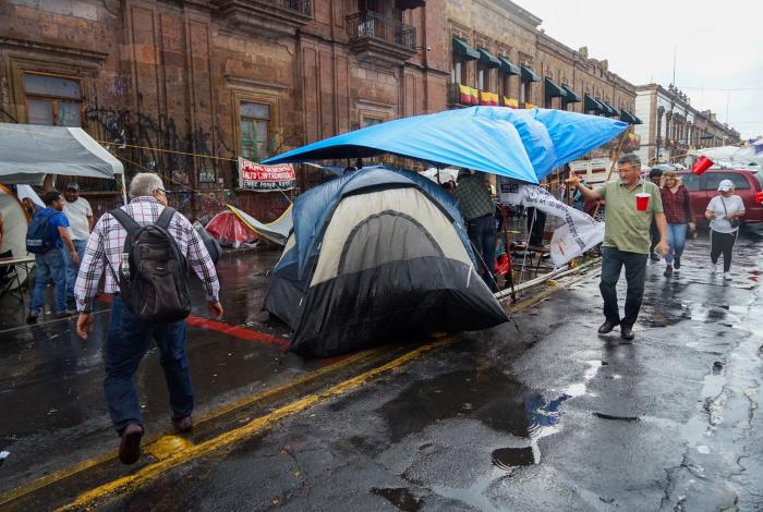 Vendedores del plantón no han pedido baños ni electricidad