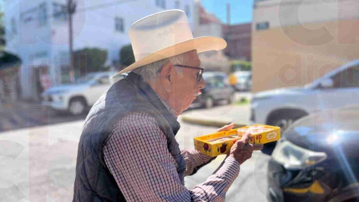 Vender mazapanes, el único sustento económico de Don Abel